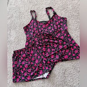 Delta Burke 2 Piece PJ Set Women’s Black Hot Pink Flowers Tank & Shorts
Size XL